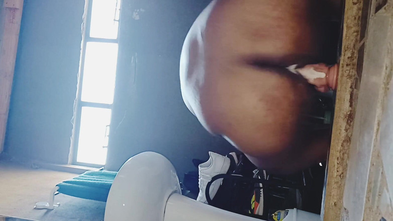 Assbooy: Большая черная попка трахает дилдо и наполняет сливками