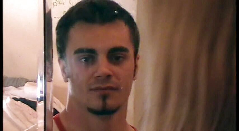 Femdom Austria: Nutí ho čistit si zrcadlo