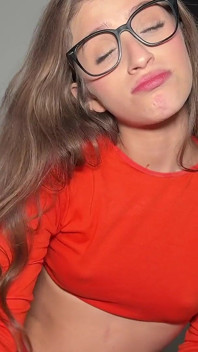 Meine freundin will auf eine halloween-party gehen, aber ich bitte sie, mir zuerst ihre enge muschi zu geben