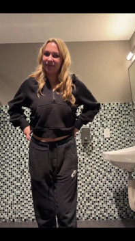 Mijando na sala do aeroporto antes de ir para a Alemanha