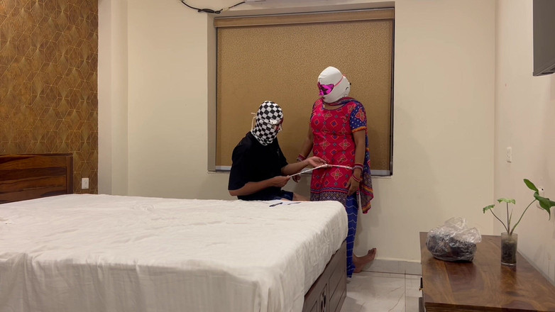 Besharam Jodi: Desi bengalese Milf scopata nel camerino del suo sarto Besharam...