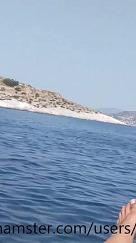 Summer manzaranın tadını çıkarıyor ve yumuşak penisi okşuyor