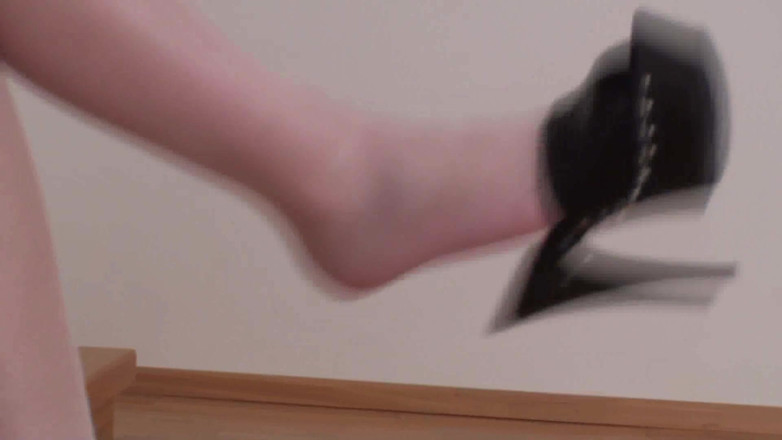 Foot Girls: Jessica's dangling black plateau heels