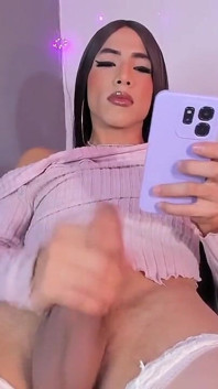 Velký latinskoamerický penis Shemale vyvrcholí na tvář své submisivní otrokyně