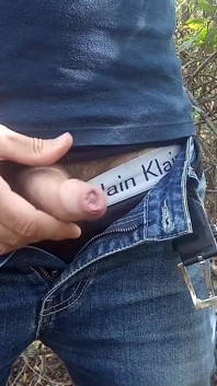 Cowok ini kencing di hutan dan ngocok kontol buru-buru