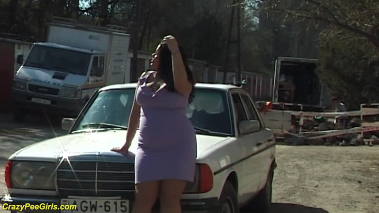 Crazy pee girls: Божевільна дівчина-товстушка писяє на вулиці