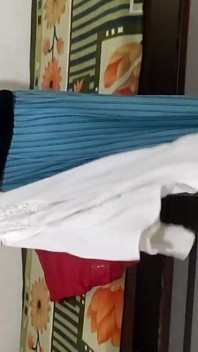 Une belle-sœur nouvellement mariée se change sur la chatte.