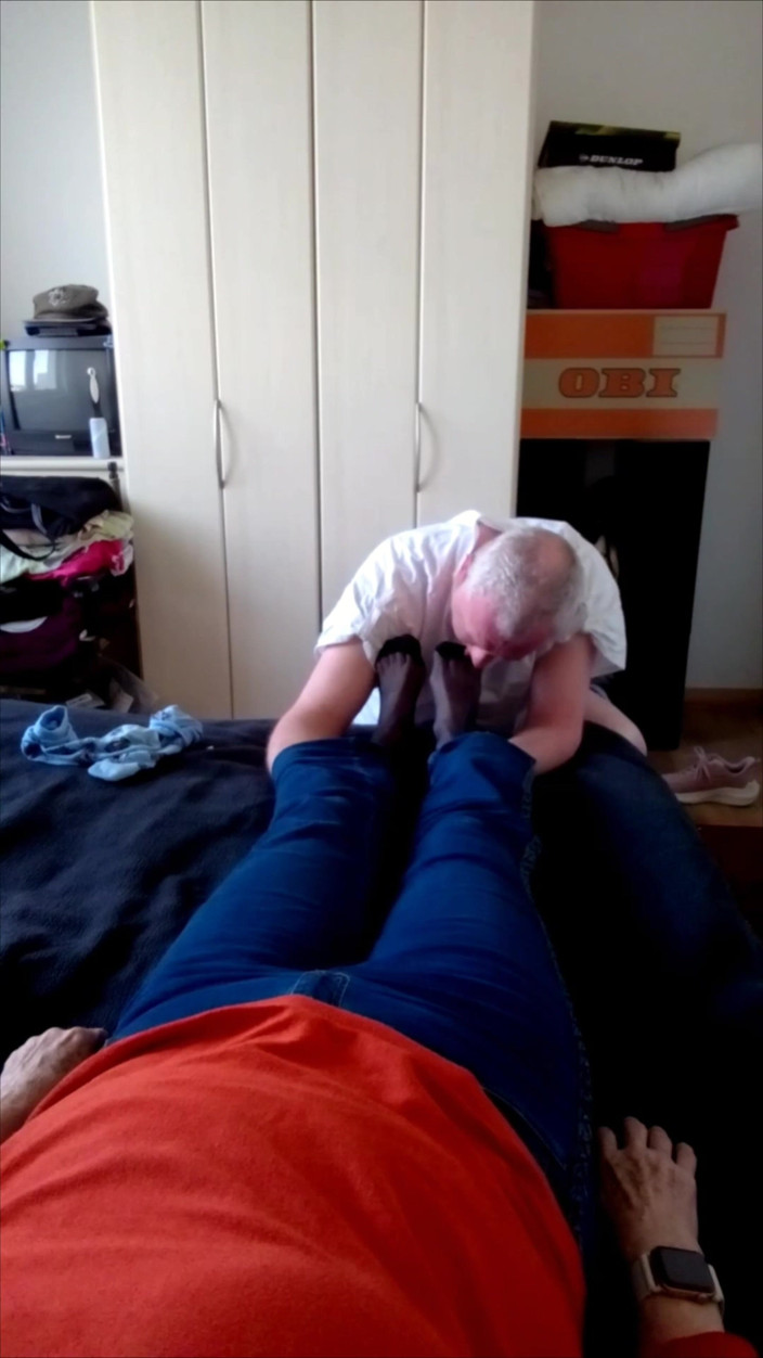 NylonjungeCarmen: Picioare sexy de nylon ale bunicii după-amiaza