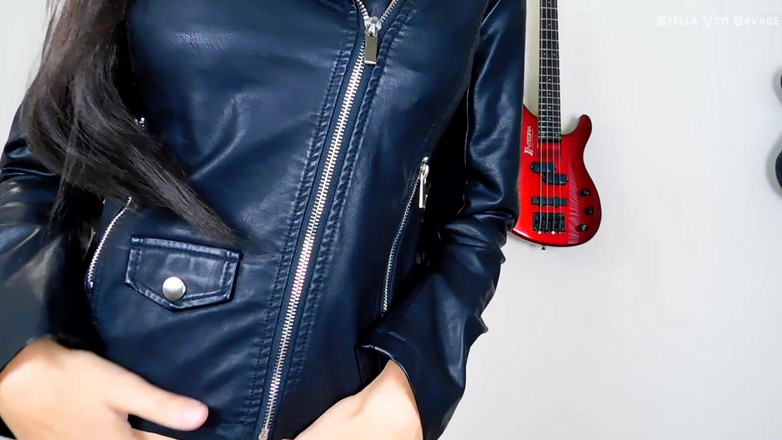 Stella Von Savage: Joi v kožené bundě v saténové podprsence