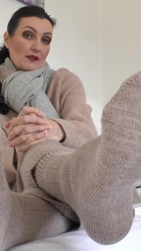 Intensif Smelly Sock Menghidu dan melancap zakar awak dalam sarung tangan yang dikumuhkan, joi, sudut pandangan pertama