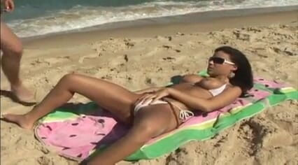Hot Pornstars: Oszałamiająca brunetka dostaje anal i cipkę pieprzyć na plaży