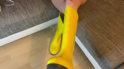 Jenny-Cum84: Masturbarse mis botas de goma!