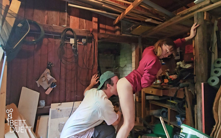 BettDuett: 隣人のワークショップで秘密のセックス