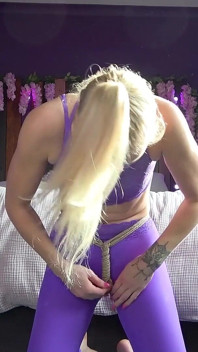 Auto-bondage in leggings yoga attillati - In attesa che Signore ritorni