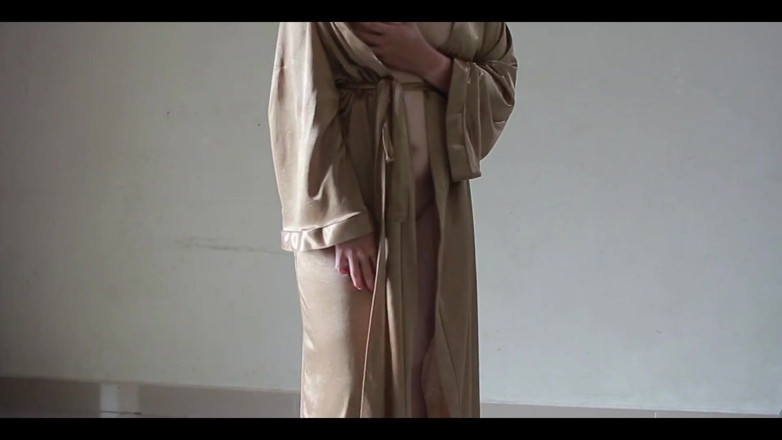 deafheaven666: Awek Tobrut Indonesia memakai satin seksi semasa berkongkek