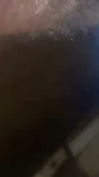Mężczyzna masturbuje się swoim wielkim czarnym kutasem