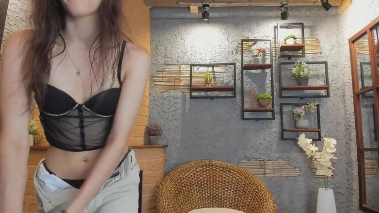 Adhara Hamilton: 섹스하고 핑거링하는 핫한 소녀