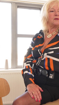 금발의 영국 GILF 할머니 미시 스타킹 사무실 자위