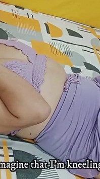Saya dapati adik tiri saya sangat miang di dalam biliknya dan saya mengambil peluang untuk memberikannya seks oral yang baik