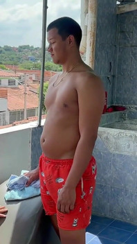 main apni laitina sauteli bahan ko uski tang gand men apna svadisht doodh dene ke bahaane ke roop men masti bhari hot tan vaali madad karta hoon