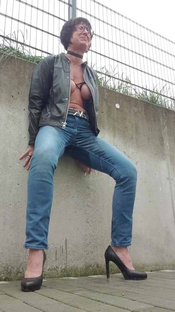 JulieEroticDress: Esguicho em jeans