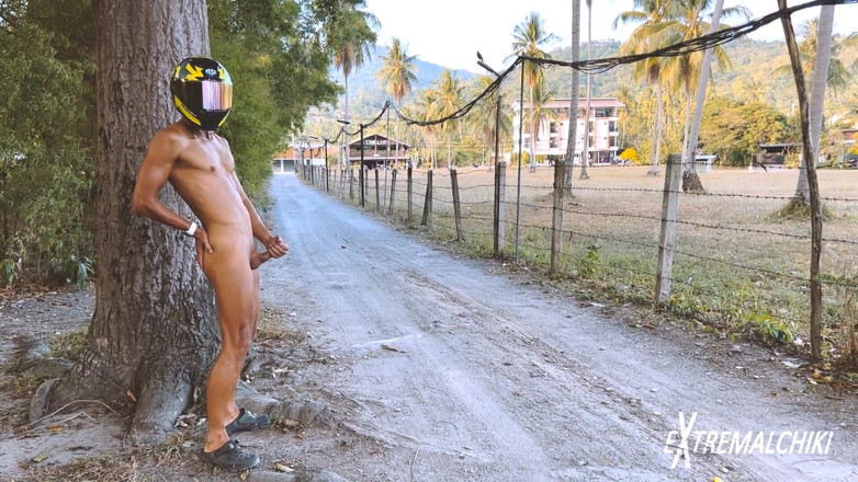 Extremalchiki: Pompino di un giovane gay nella strada centrale