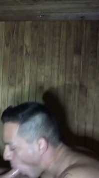 Un tipo latino viene scopato nella sauna pubblica