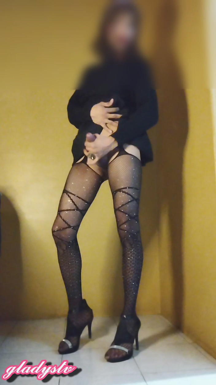 UpcomingCinnamon92: Waria lagi asik masturbasi pakai stoking ketat dan sepatu hak...