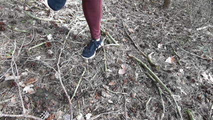 Bouncy Tits Action: Nackter weiblicher körper im wald