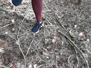 Bouncy Tits Action: Nackter weiblicher körper im wald