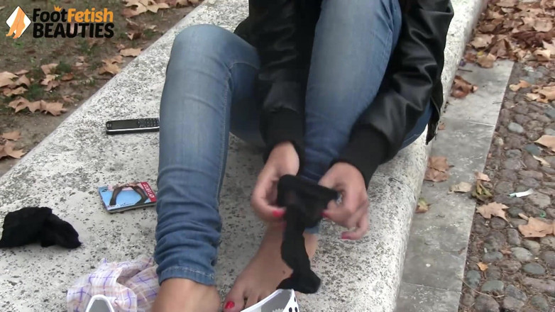 Foot Fetish HD: La sexy mora ambra gioca con i suoi piedi sexy...