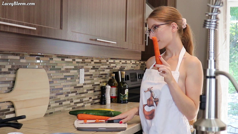 Lacey Bloom: Gozando com vegetais 13:14