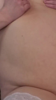 Tlustá milfka s obrovskými prsy a zadkem miluje sténání a stříkání, zatímco jí šuká sexy těsná kundička
