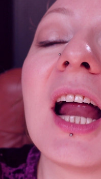 Voedselfetisj: Mukbang. Knijpend snoep eten in Handschoenen van medische verpleegsters. Tanden mondfetisj.