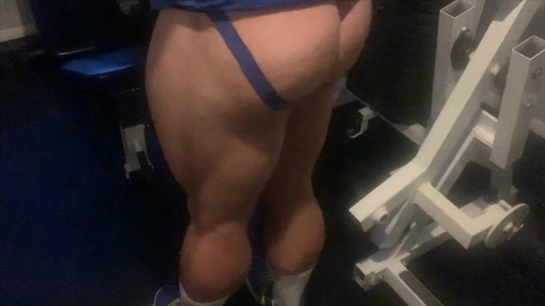 Jack stacked: Baise anale avec un gode dans la salle de sport
