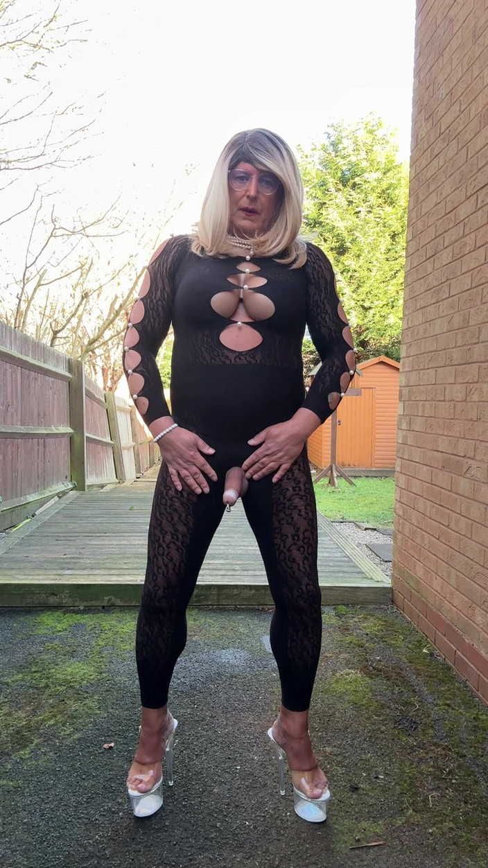 Kellycd2022: Seksowny Crossdresser Kellycd2022 w czarnym kombinezonie i striptizerkach na obcasach