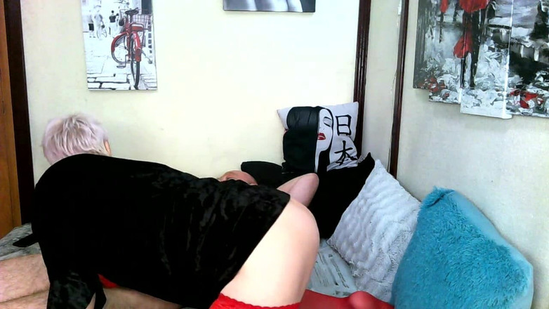 AimeeParadise: Ibu tiri jalang dalam stoking merah tidak membenarkan pepeknya bosan