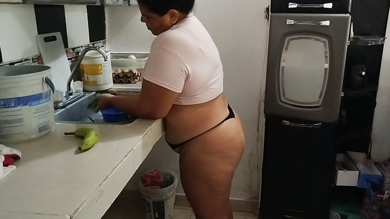 Adribella69: Fui contratado para limpar a casa e acabei me masturbando...