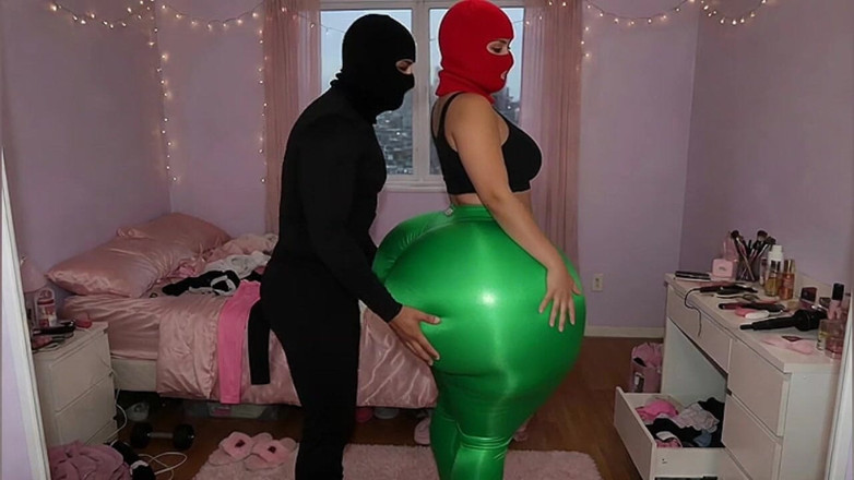 Animate golden: La ragazza con culo grosso in leggings verdi attillati viene...