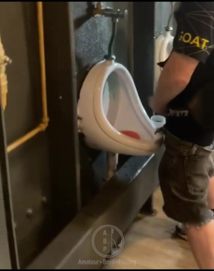 AmateurBoysPissing: Lelaki amatur ditangkap dalam kencing awam (dia tidak boleh kencing jadi...