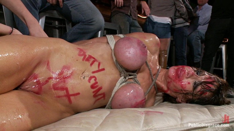 Public Disgrace by Kink: Tetona Mckenzie Lee es deshonra en el bar