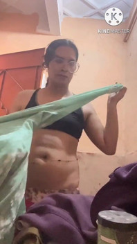 Estou tirando meu vestido e tomando banho sujo.