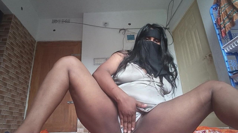 Skakoi: Fofa indiana menina provocando enquanto está sentada