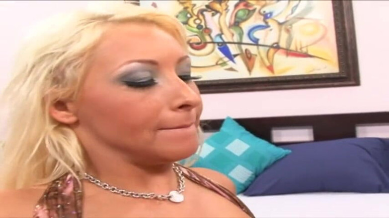 Reality Babes: Prachtige blonde milf met enorme borsten wordt erop bespoten