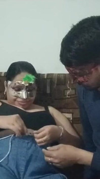 Partouze Desi Masquée, Baiser, Seins Sauvages, Jeu De Seins Dans Une Soirée Mascarade, Plaisir Maison