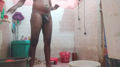 Tamil 10 inches BBC: Une grosse noire tamoule se fait bander dans de l’eau...