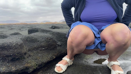 Emma Voyeur: Tombul kız işemek için çaresiz