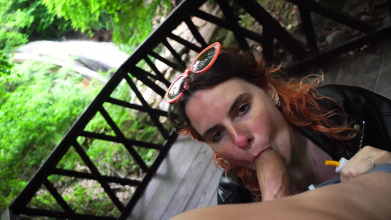 Darcy Dark: Pergi ke air terjun untuk sepong kontol
