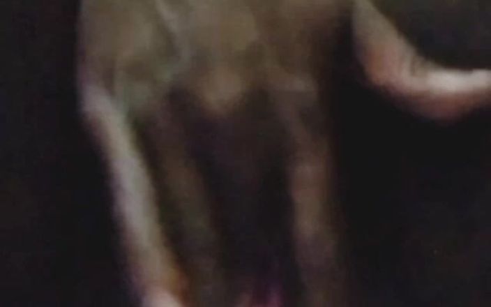 Me and my new slut: Negra vieja madrastra disfruta masturbándose en videollamada