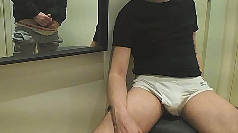 AmateurBoysPissing: Amatérský chlapec čůrá několik kapk na bílé kalhotky své spolubydlící